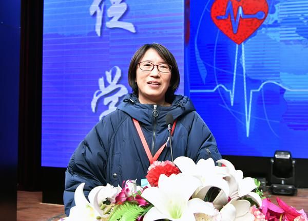 王冬裁判长宣布比赛结果并作讲评.jpg